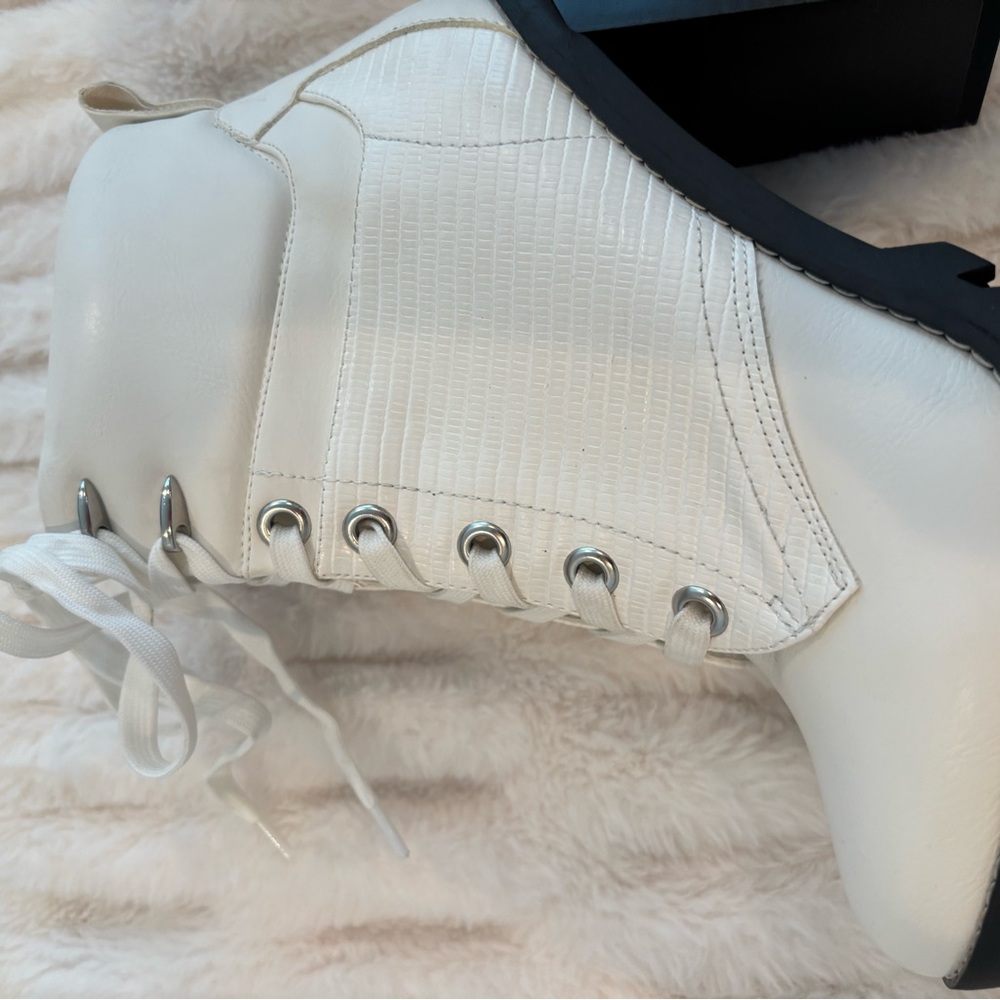 BCBGeneration's 'Paxin' ankle booties bright white Size 9/40 - Picture 6 of 7